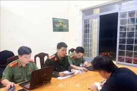 La police de Lam Dong interroge 1 des 6 personnes pour diffusion de fausses informations sur les réseaux sociaux. Photo : VNA