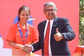 La jeune athlète Triêu Thi Binh remporte la médaille d'or du 3.000 m féminin aux Jeux scolaires de l'ASEAN 2025 au Brunei. Photo : ASG