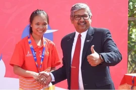 La jeune athlète Triêu Thi Binh remporte la médaille d'or du 3.000 m féminin aux Jeux scolaires de l'ASEAN 2025 au Brunei. Photo : ASG