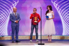 Le joueur de billard carambole Trân Quyêt Chiên (au centre) reçoit le trophée du meilleur athlète masculin de 2024 lors de la cérémonie de remise des prix de la Coupe de la Victoire 2024, à Hanoi, le 10 janvier. Photo: Vietcontent