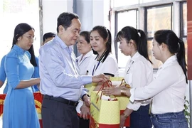 Le président de l’Assemblée nationale Trân Thanh Mân offre des cadeaux aux travailleurs défavorisés de l’EURL Giap Quan Thang, dans le bourg de Cai Tac, district de Châu Thanh A, province de Hâu Giang. Photo: VNA