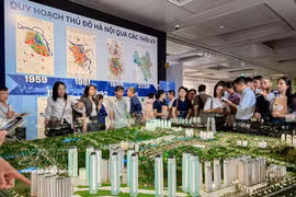 L'exposition sur le Plan directeur de la capitale à l’horizon de 100 ans attire les foules. Photo: VNA