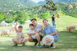 Une jeune famille sud-coréene visitant les villes côtières de Nha Trang et de Ninh Thuan. Photo : NhaTrangTourist