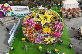 Le plus grand bouquet de fleurs du Vietnam mesure 12,5 mètres de long, 8 mètres de diamètre à l’avant et 2 mètres à la base, pour un poids total estimé à environ 10 tonnes. Photo : tcdulichtphcm.vn