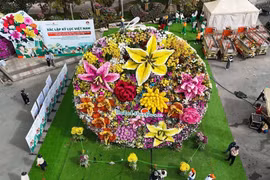 Le plus grand bouquet de fleurs du Vietnam mesure 12,5 mètres de long, 8 mètres de diamètre à l’avant et 2 mètres à la base, pour un poids total estimé à environ 10 tonnes. Photo : tcdulichtphcm.vn