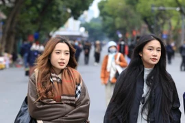 Malgré le froid de l’hiver, autour du lac Hoàn Kiêm, à Hanoi, certaines promeneuses n’ont pas changé leurs habitudes. Photo: kenh14.vn