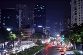Dans la rue Nguyên Chi Thanh, les lumières, les décorations, les panneaux d'affichage sont éteints pour réduire la consommation énergétique et protéger l’environnement. Photo : VNA