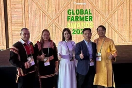 Deux représentantes vietnamiennes, Trân Thi Vân Anh (centre) et H’Âm Niê, posent pour une photo avec des responsables de PepsiCo lors des PepsiCo Global Farmer Awards 2025. Photo : PepsiCo