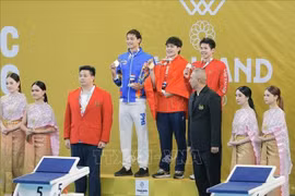 Le nageur vietnamien Trân Hung Nguyên exhibe sa médaille d'or. Photo : VNA