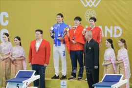 Le nageur vietnamien Trân Hung Nguyên exhibe sa médaille d'or. Photo : VNA