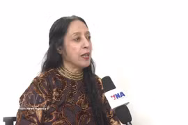 La professeure Reena Marwah, de l’Université de Delhi, secrétaire générale de l’Association des chercheurs asiatiques, au micro de la VNA. Photo : VNA
