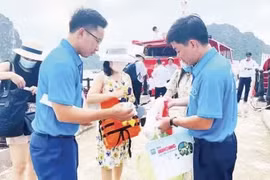 Les visiteurs se rendant sur l’île de Cô Tô sont encouragés à utiliser des sacs écologiques en remplacement des sacs en nylon et en plastique. Photo : NDEL