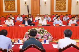 De gauche à droite: le président de l'Assemblée nationale Trân Thanh Mân, le Premier ministre Pham Minh Chinh, le secrétaire général du Parti Tô Lâm, le président de la République Luong Cuong et le permanencier du Secrétariat du Comité central du Parti Trân Câm Tu. Photo: dangcongsan.vn