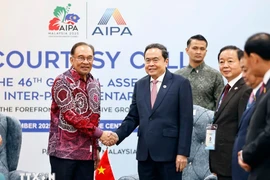 Le Premier ministre malaisien Anwar Ibrahim (à gauche) et le président de l’Assemblée nationale du Vietnam Trân Thanh Mân se serrent la main. Photo : VNA