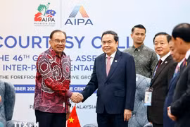 Le Premier ministre malaisien Anwar Ibrahim (à gauche) et le président de l’Assemblée nationale du Vietnam Trân Thanh Mân se serrent la main. Photo : VNA
