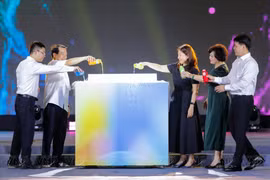 La directrice du Département du tourisme de Hanoi, Dang Huong Giang (centre) et les délégués donnent le coup d’envoi du Festival des boissons de Hanoi 2025. Photo : VNP