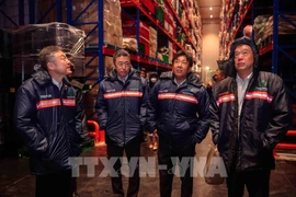 Des partenaires japonais visitent l’entrepôt frigorifique de Toàn Phat Logistics (TPL), basée dans la province de Tây Ninh (Sud). Photo : VNA