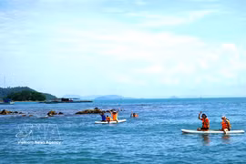 Des touristes pratiquent le stand-up paddle (Sup) et la plongée en apnée au large de l’archipel Hai Tac, aux larges de la province méridionale de An Giang. Photo : VNA 