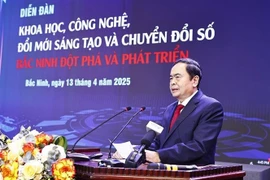 Le président de l'Assemblée nationale, Trân Thanh Mân, s'exprime lors du forum sur la science, la technologie, l'innovation et la transformation numérique à Bac Ninh Photo : VNA