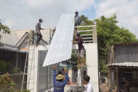 Le groupe de bénévoles du district de Lai Vung, dans la province de Dông Thap, construit des maisons gratuites pour les ménages dans le cadre du programme d’élimination des logements précaires et délabrés. Photo : VNA