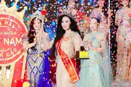 Luong Thi Huong (centre) Miss Vietnam Global Business 2025. Photo: VOV