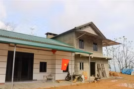 Une maison nouvellement construite, avec le soutien du gouvernement dans le cadre du programme national d’élimination des maisons précaires, dans le hameau de Nam Tra, commune de Gia Phu, district de Bao Thang, province de Lào Cai. Photo : VNA
