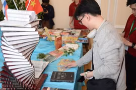 Un stand au salon du livre, à Moscou, le 20 avril. Photo : VNA