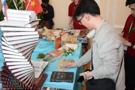 Un stand au salon du livre, à Moscou, le 20 avril. Photo : VNA