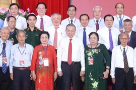 Le secrétaire général du Parti, Tô Lâm (quatrième à partir de la gauche, premier rang, pose pour une photo avec les délégués. Photo : VNA