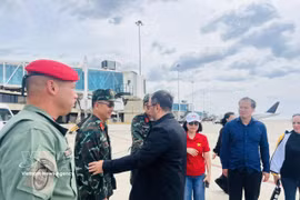Le ministre vénézuélien des Affaires étrangères, Yván Gil Pinto, fait ses adieux à la délégation vietnamienne. Photo : ambassade du Vietnam au Venezuela