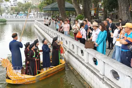 Les produits touristiques de Bac Ninh attirent un grand nombre de visiteurs depuis la sortie du clip musical « Bac Bling ». Photo : VNA.