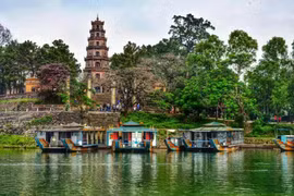 Située sur la colline Hà Khê, la pagode Thien Mu domine la romantique rivière des Parfums. Photo: asiaherotravel