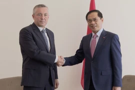 Le vice-Premier ministre et ministre des Affaires étrangères, Bui Thanh Son (à droite) et l’envoyé spécial du président chilien pour les affaires maritimes, Heraldo Munoz, à Nice, en France, le 11 juin. Photo : VNA