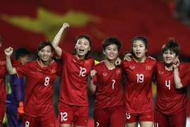 L'équipe de football féminin du Vietnam célèbre sa victoire aux SEA Games 32. Photo : Laodong
