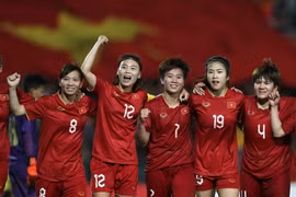 L'équipe de football féminin du Vietnam célèbre sa victoire aux SEA Games 32. Photo : Laodong