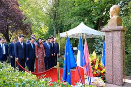 Le Premier ministre Pham Minh Chinh et la délégation vietnamienne ont déposé des fleurs en hommage au président Hô Chi Minh devant sa statue, située dans l’Espace Hô Chi Minh, au parc de Montreau, à Montreuil, en France, le 11 juin au matin. Photo : VNA