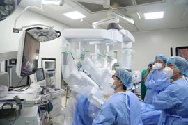 Un patient atteint de cancer subit une résection hépatique par chirurgie robotique avancée à l’hôpital K. Photo : NDEL