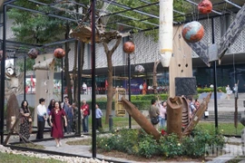 Des débris d’avion et des carcasses de bombes sont mis en scène dans un espace artistique. Photo: NDEL