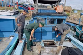 Des gardes-frontières inspectent un bateau de pêche dans la commune de Binh Hai, district de Binh Son, province de Quang Ngai. Photo : VNA