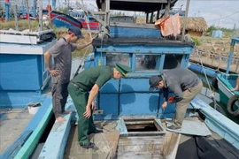 Des gardes-frontières inspectent un bateau de pêche dans la commune de Binh Hai, district de Binh Son, province de Quang Ngai. Photo : VNA