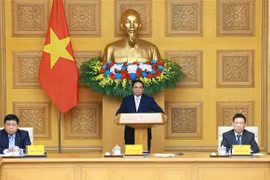 Le Premier ministre Pham Minh Chinh (debout) souhaite que les entreprises chinoises tirent parti du Vietnam comme pôle de production. Photo : VNA
