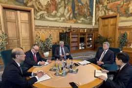 Le président de l’Assemblée nationale de Hongrie, László Kövér, recevant l’ambassadeur du Vienam en Hongrie, Bui Lê Thai. Photo: VNA