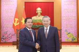 Le secrétaire général du Parti communiste du Vietnam (PCV), Tô Lâm (à droite) serre la main du membre du Comité permanent du Comité central du PPC et premier vice-président du Sénat du Cambodge, Ouch Borith, à Hanoi, le 20 janvier. Photo: VNA