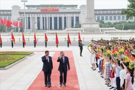 Le secrétaire général du Parti communiste chinois et président chinois Xi Jinping et son épouse président la cérémonie d’accueil en l’honneur du secrétaire général du Parti communiste du Vietnam et président vietnamien Tô Lâm (à droite) et de l’épouse de celui-ci en visite d’Etat en Chine, du 18 au 20 août 2024. Photo : VNA