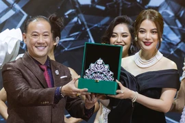 Le Dr Lê Nhu Hiêu et l'actrice Truong Ngoc Anh, présidente du comité d'organisation du concours, ont dévoilé pour la première fois la couronne de la Miss Tourisme Ethnique Vietnam. Photo : thanhnien.vn
