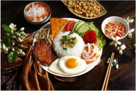 Le Com Tam est généralement servi avec une variété de viandes grillées, comme de savoureuses côtelettes de porc ou de la peau de porc effilochée. Les œufs au plat ou les omelettes apportent de la richesse, tandis que des légumes frais comme le concombre et des légumes marinés apportent un délicieux croquant. Source: izitour.com