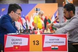 Le grand maître vietnamien Lê Quang Liêm vient à bout du champion national indien en titre, Karthik Venkataraman, en Inde le 12 novembre. Photo : FIDE 