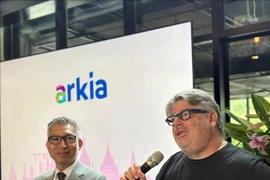 L'ambassadeur du Vietnam en Israël, Ly Duc Trung (à gauche), et le porte-parole d'Arkia lors d'une conférence de presse sur le lancement d’une liaison aérienne directe entre Tel Aviv et Hanoi. Photo: VNA