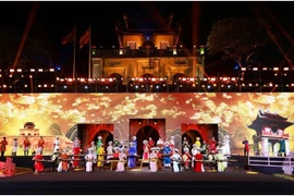 70 artistes interprètent la pièce instrumentale «Hanoi sacrée et magnifique» à la citadelle impériale de Thang Long. Photo : vtv.vn