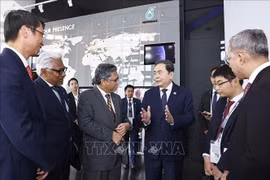 Le président de l’Assemblée nationale, Trân Thanh Mân, rencontre les dirigeants de la compagnie pétrolière et gazière nationale malaisienne Petronas. Photo : VNA